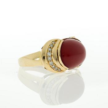 RING, cabochonslipad kalsedon, briljantslipade diamanter, 18K guld.