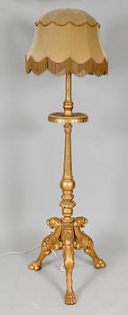 GOLVLAMPA, skuret trä, 1900-taets första hälft.