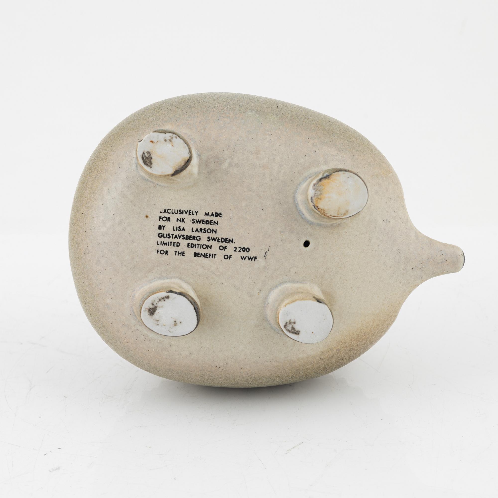 Lisa Larson, skulptur, Gustavsberg "Igelkott", för NK, Nordiska Kompaniet i samarbete med WWF. Limiterad upplaga om 2200.