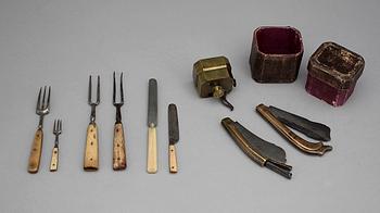ÅDERLÅTNINGSINSTRUMENT SAMT BESTICK OCH 2 GÄSTABUDSKNIVAR, mässing, stål, ben, 1800-tal.