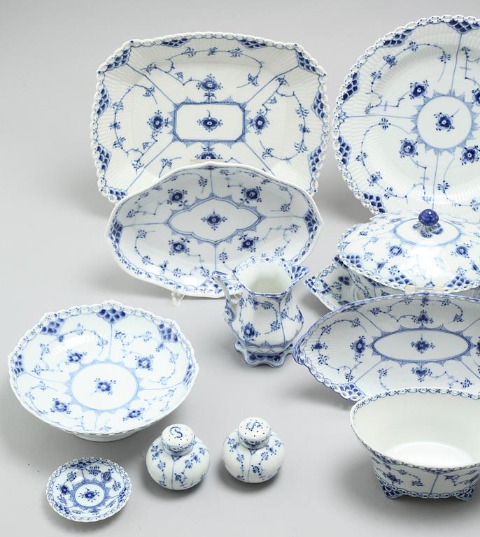 89 pieces of porcelain tableware, model "Musselmalet", Royal Copenhagen, 20th century.