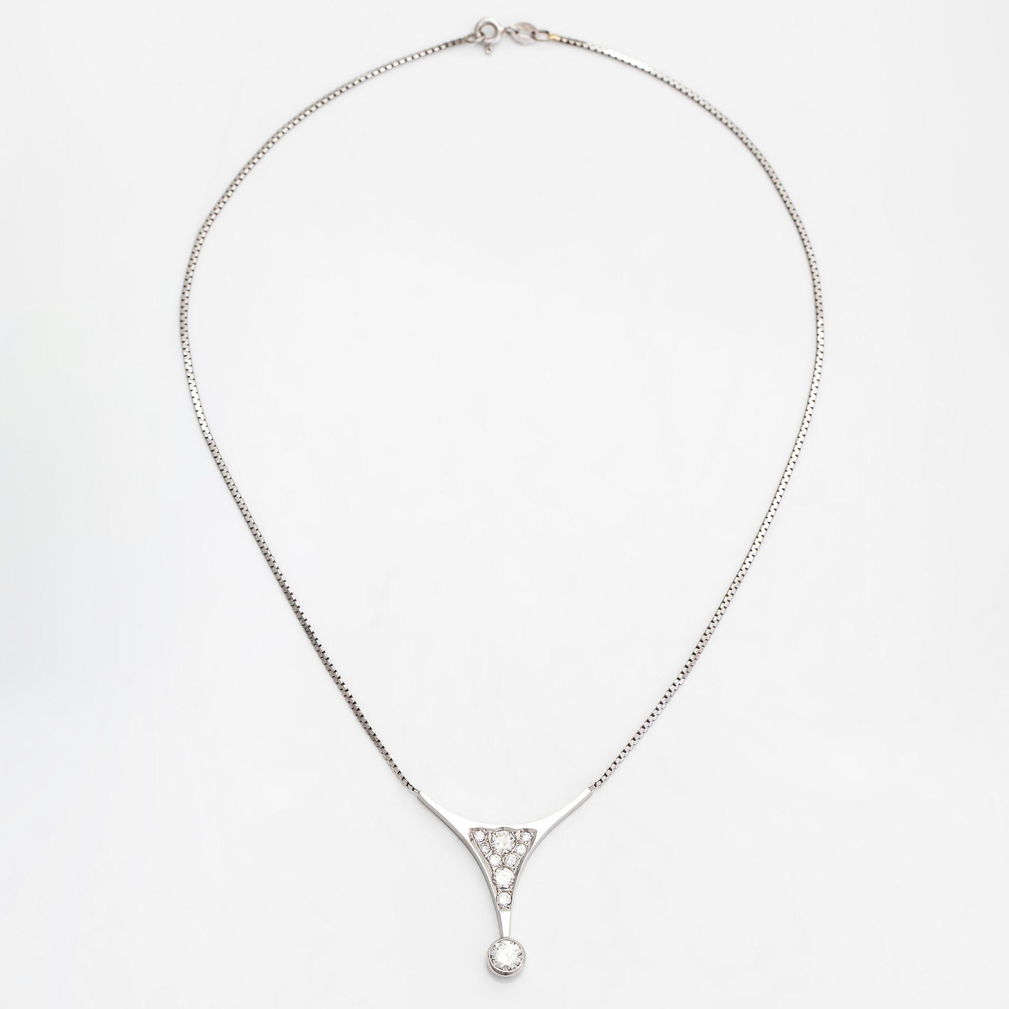 Kaulakoru, 14K valkokultaa, briljanttihiottuja timantteja yht. noin 1.37 ct. Suomalaiset tuontileimat 1988.