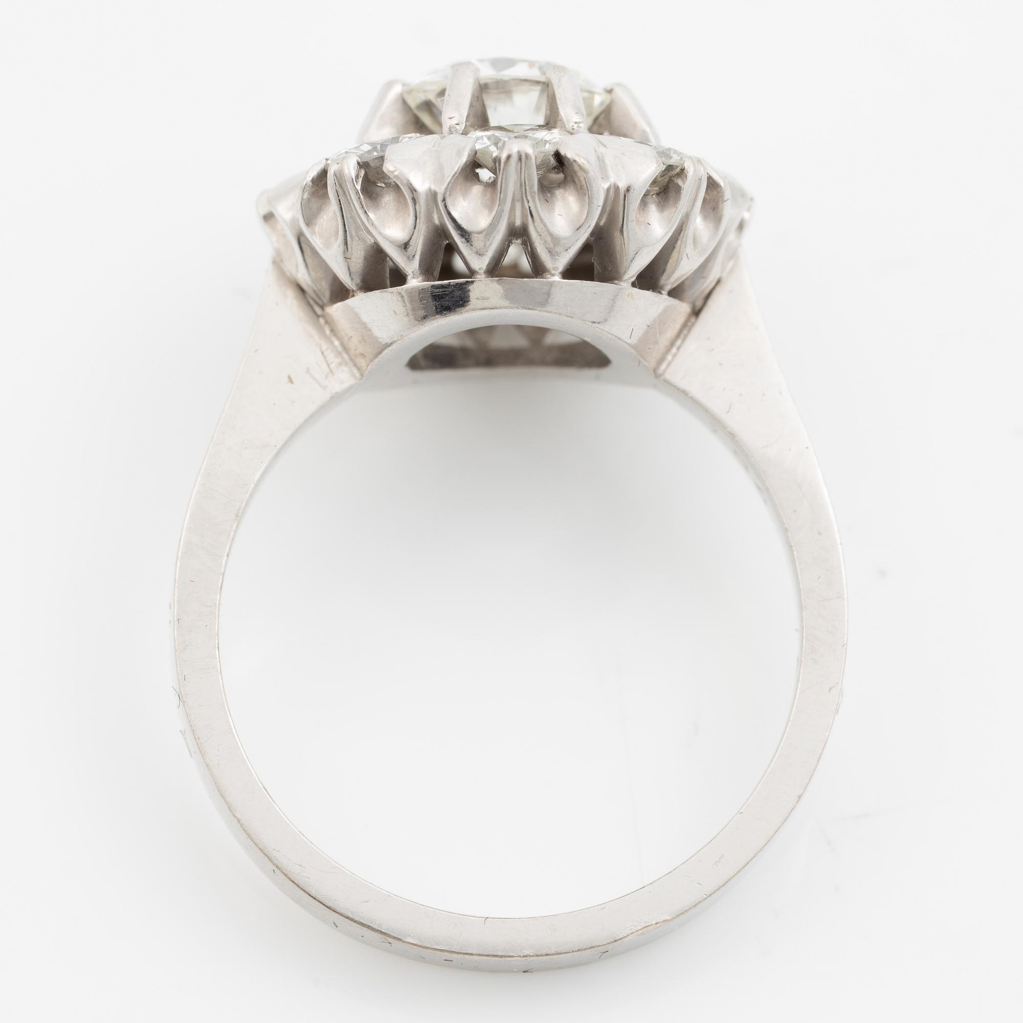 Ring 18K white gold set with round brilliant-cut diamonds.