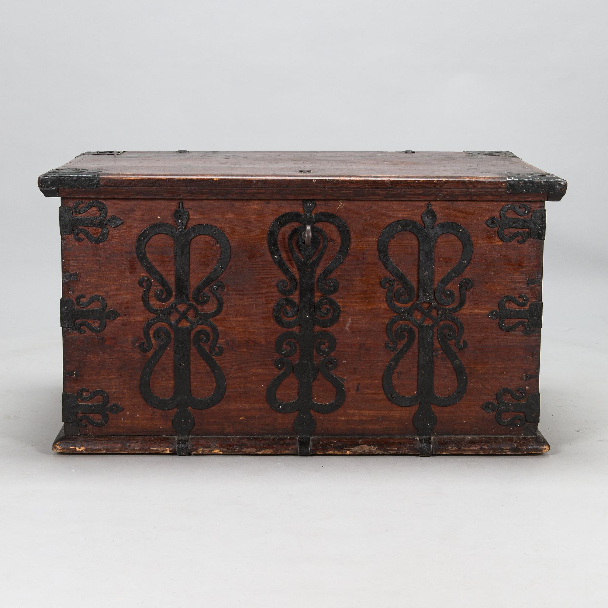 A Finnish folk art chest from Loimaa, 18th century.