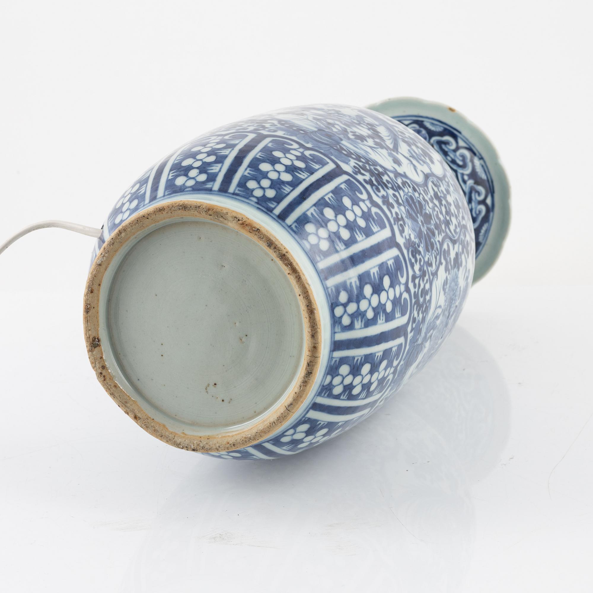 A blue and white porcelain vase/table lamp, China, around 1900.