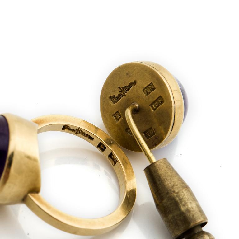 Wiwen Nilsson, an 18K gold ring and pin, with cabochon-cut amethyste, Lund, Sweden 1972-73.