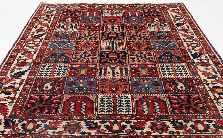 Rug, Bakhtiari, antique/semi-antique, approx. 305 x 215 cm.