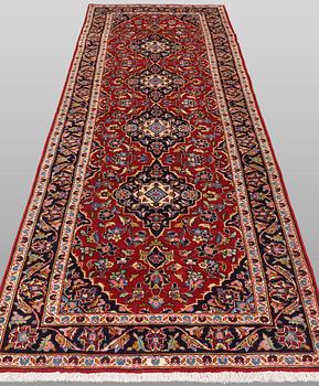 A Keshan runner carpet, 300 x 104 cm.