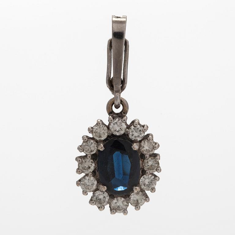 Hänge, carmosémodell, 18K vitguld med safir och diamanter.