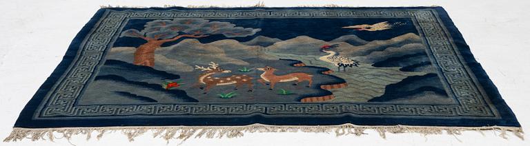 A Chinese rug, semi-antique /old, 191 x 157 cm.