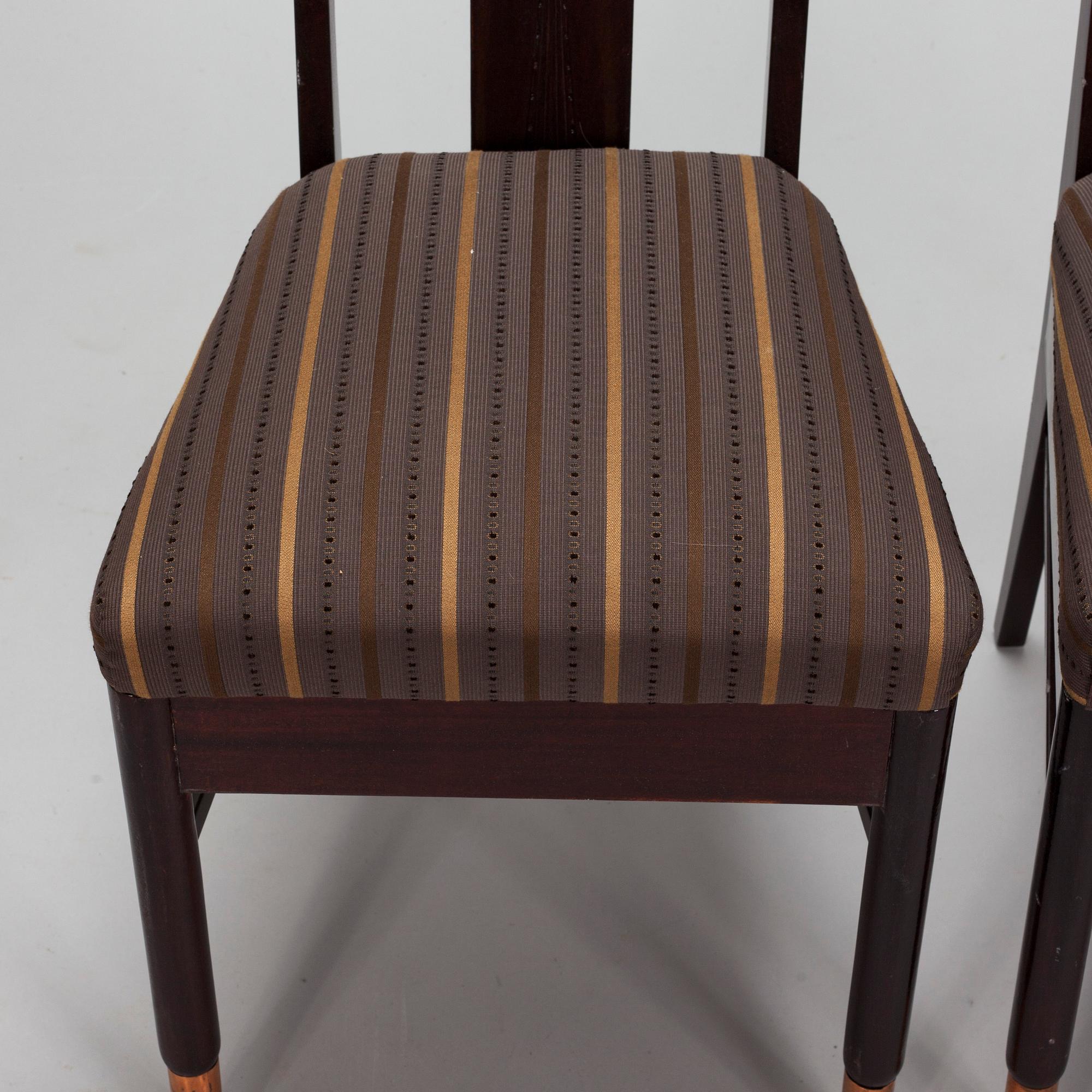 Bernhard Häkli, A Finnish Jugend table and six chairs, Vihdin Puuseppäin Huonekaluliike 1911.