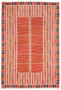 809. CARPET. "Salerno röd". Rölakan (flat weave). 311 x 210 cm. Signed AB MMF BN.