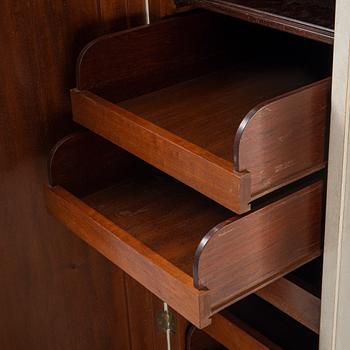 Klädskåp, rokokostil, tidigt 1900-tal.