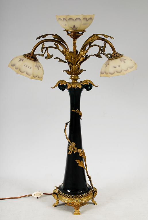 BORDSLAMPA, porslin och mässing, sekelskiftet 1900, större modell.