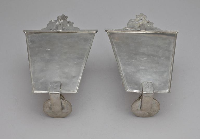 SPEGEL SAMT ETT PAR LJUSPLÅTAR, tenn, Sverige, omkring 1900-talets mitt.