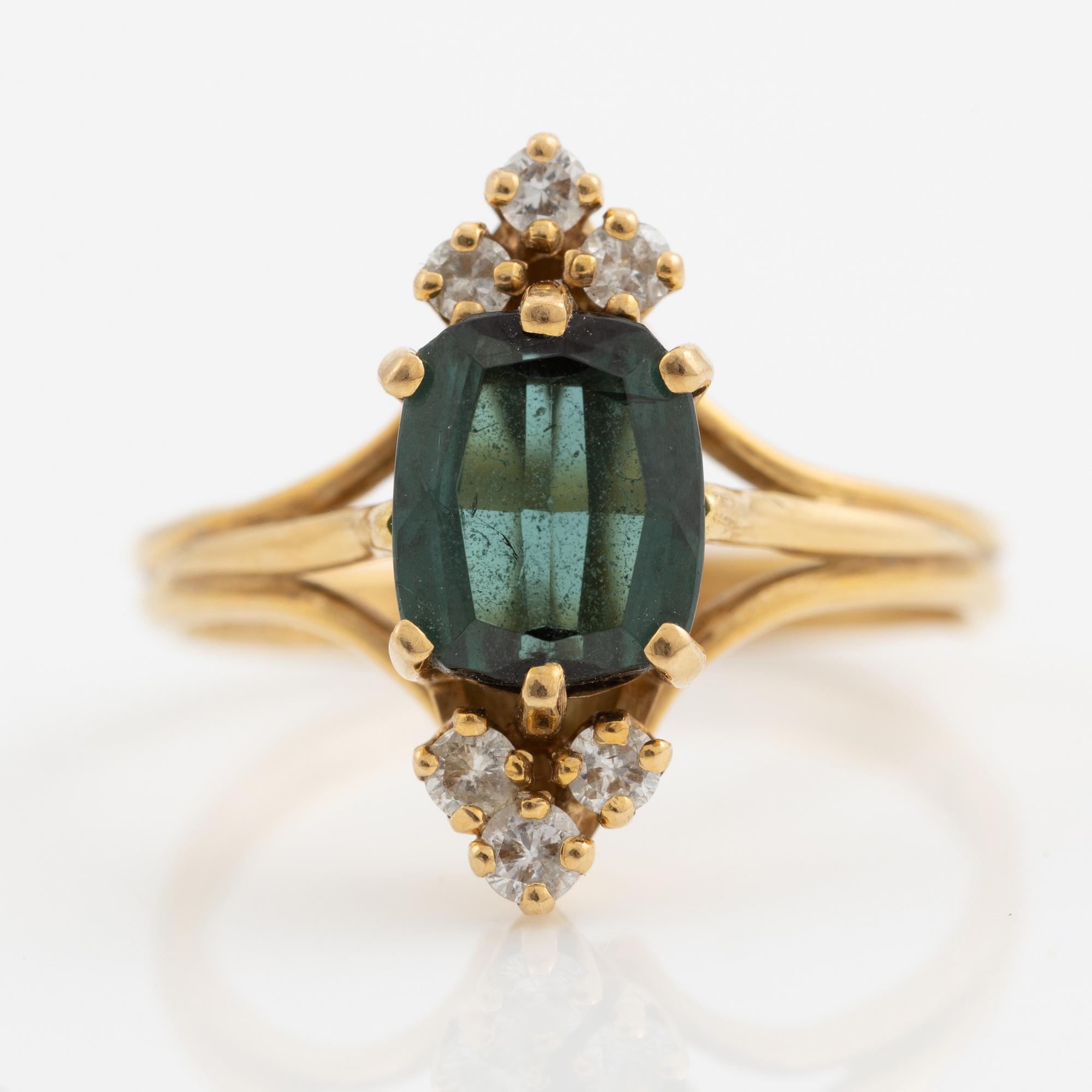 Ring 18K guld med grön turmalin och briljantslipade diamanter.