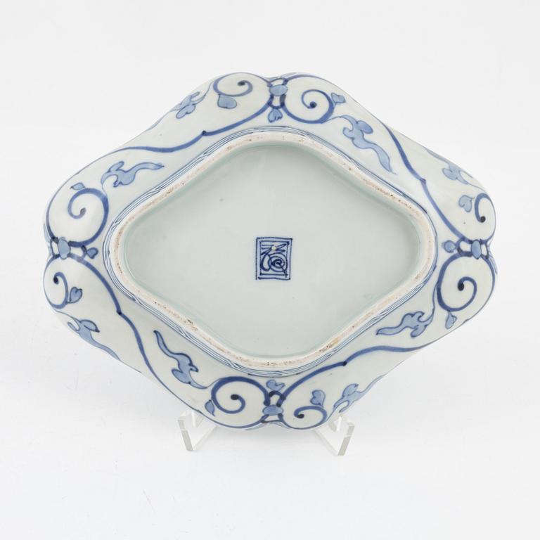 A set of six Japanese blue and white 'Ko-Imari' porcelain dishes, presumably Edo period, (1603-1868).