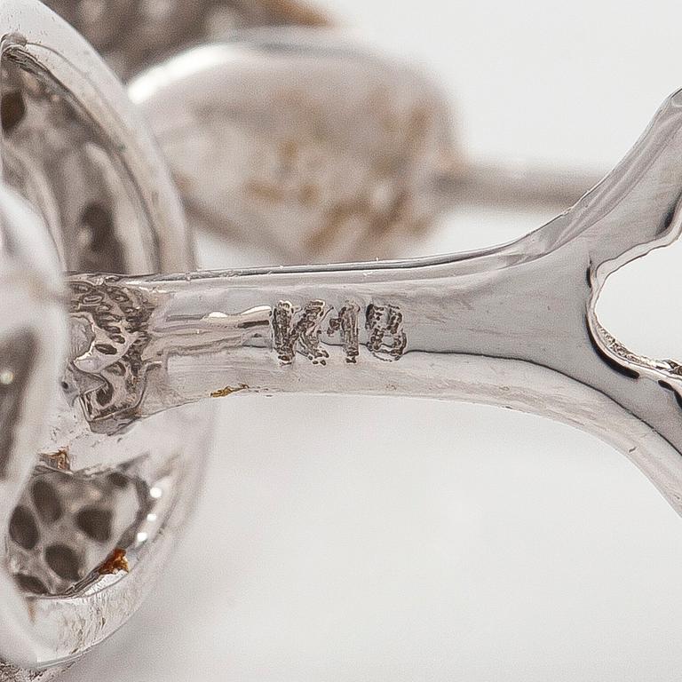 Korvakorut, 18K valkokultaa ja briljanttihiottuja timantteja.