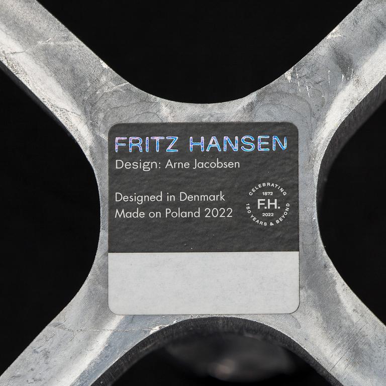 Arne Jacobsen, fåtölj med fotpall "Ägget" för Fritz Hansen 2012 och 2022.