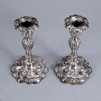 LJUSSTAKAR, ett par, silver, rokokostil, troligen1800-talets slut.