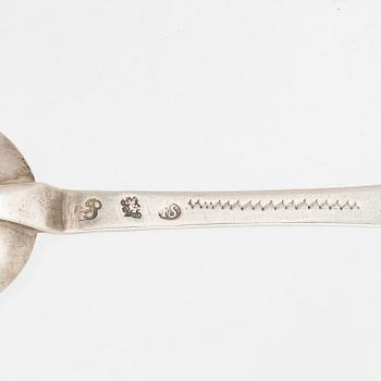 Ferdinand Sehl d ä, råttsvanssked, silver, Stockholm 1727.