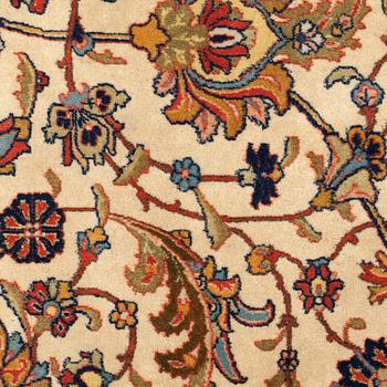A semi-antique Tabriz carpet, 392 x 291,5 cm.