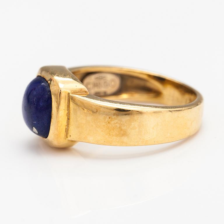 An 18K gold ring with a lapis lazuli. France.