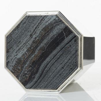 Atelier Borgila, burk med lock, sterling silver och järnmalm, Stockholm 1978.