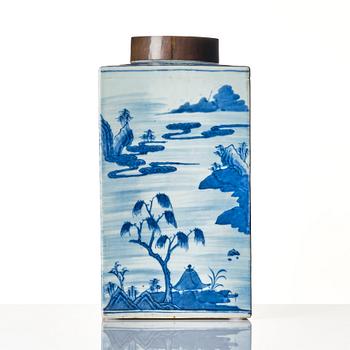 A large blue and white tea caddy, Qing dynasty, Qianlong (1736-95).