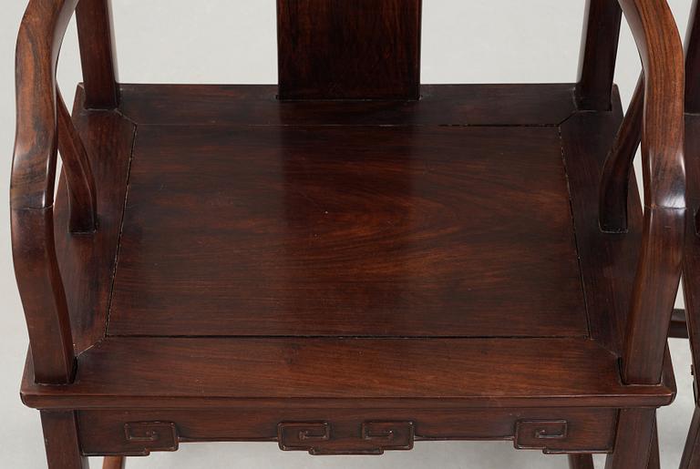 STOLAR, två stycken, hardwood. Sen Mingdynasti.