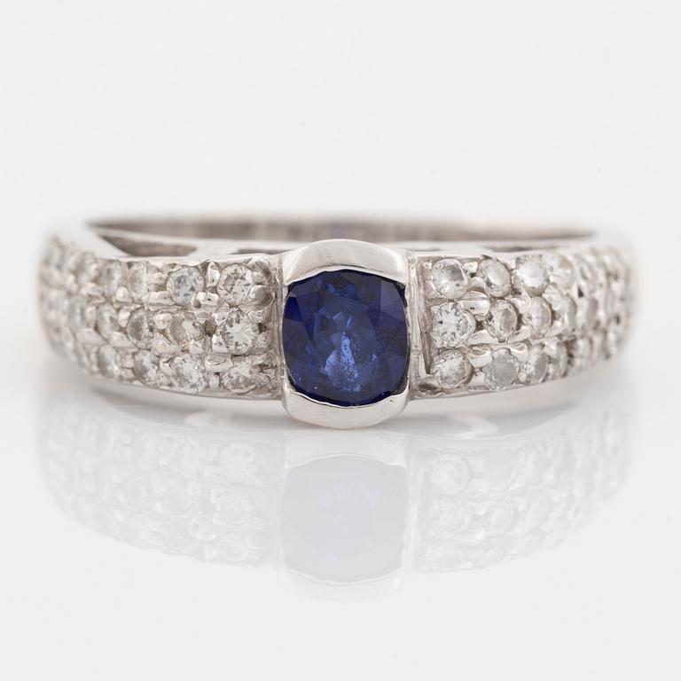 Ring med safir och  briljantslipade diamanter.