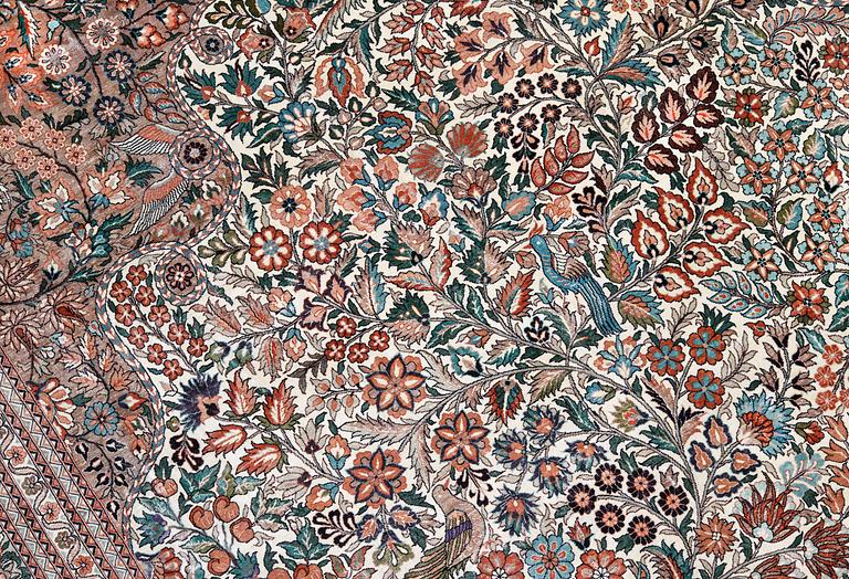 Matta figural orientalisk silke, ca 280 x 183 cm.