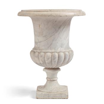 128. A presumably Italian white marble urn, first half of the 19th century.