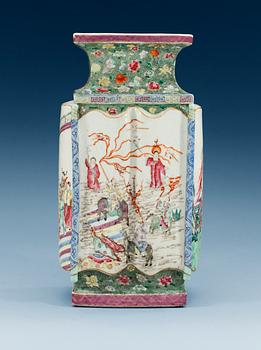 A famille rose vase, late Qing dynasty (1644-1912).