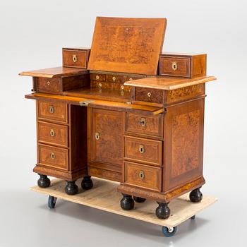 SKRIVBORD MED UPPSATS, barock, 1700-tal.