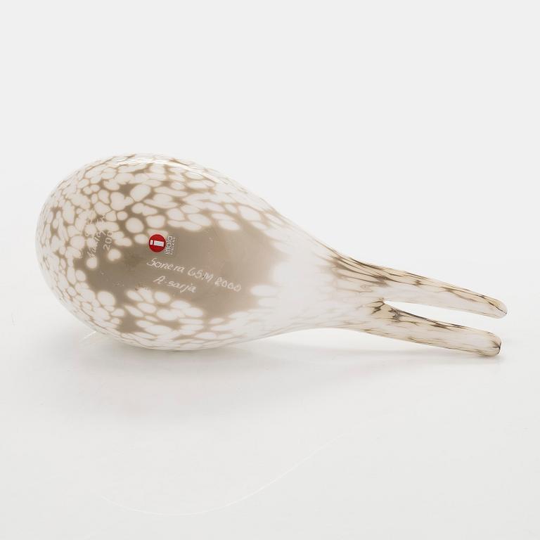 Oiva Toikka, an annual glass bird, 'Arctic tern', signed O. Toikka Nuutajärvi 2000 Sonera GSM A-sarja.