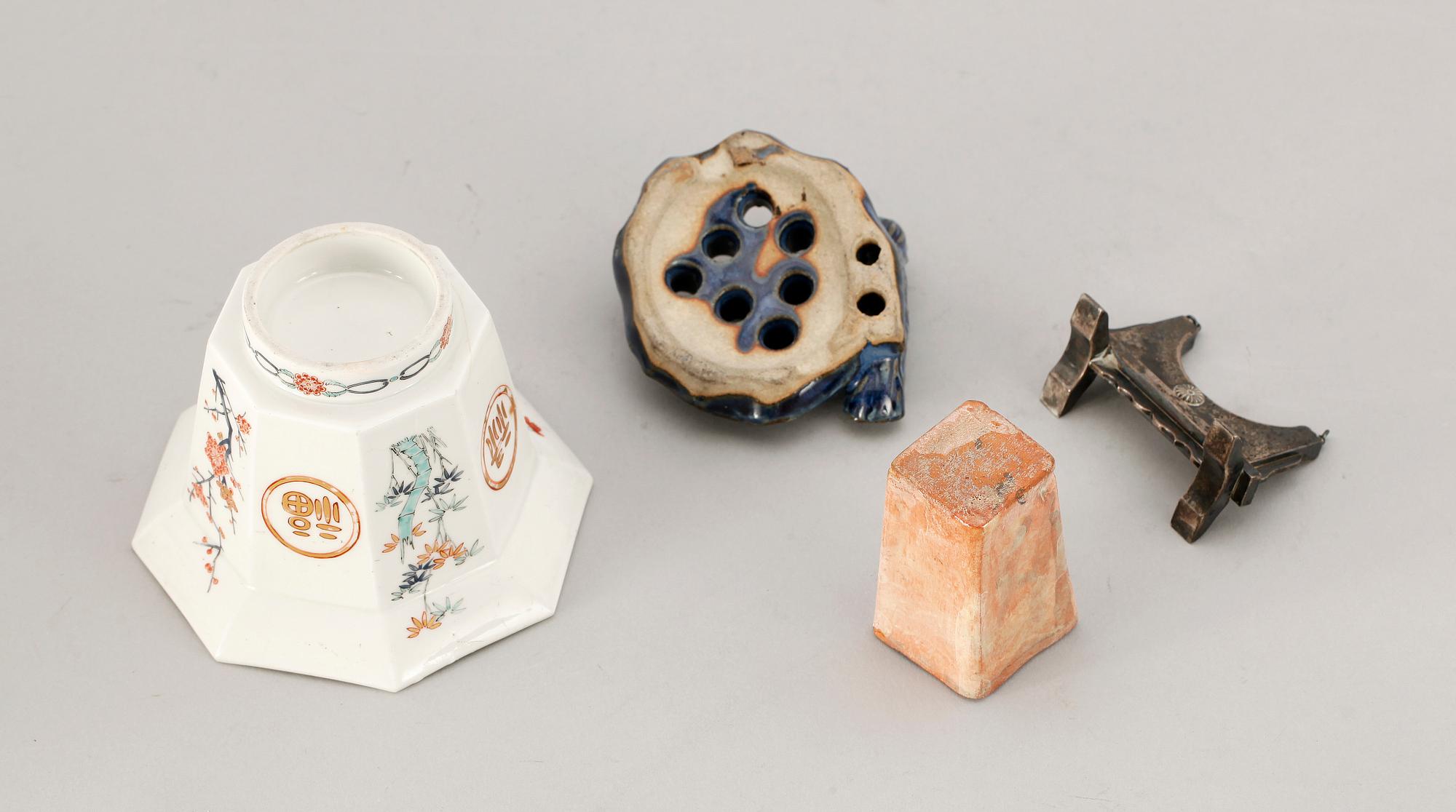 PARTI ORIENTALISKT, 4 delar, keramik, silver, bla Japan. 1900-tal.