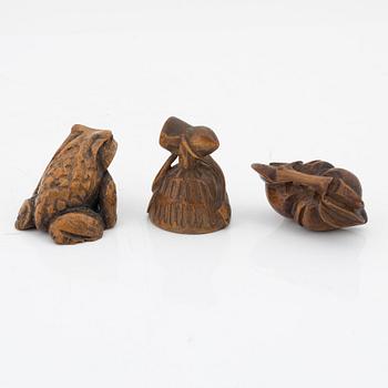 Figuriner / netsuke, tre stycken, trä, Japan 1800-/1900-tal.