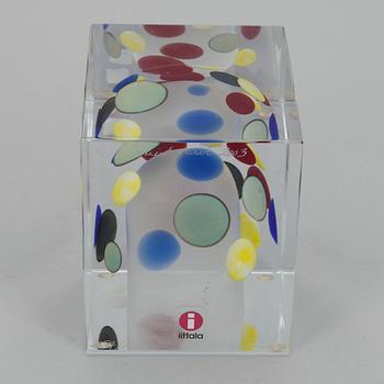 ÅRSKUB, glas, signerad Oiva Toikka, Nuutajärvi 2003, numrerad 357/2000.