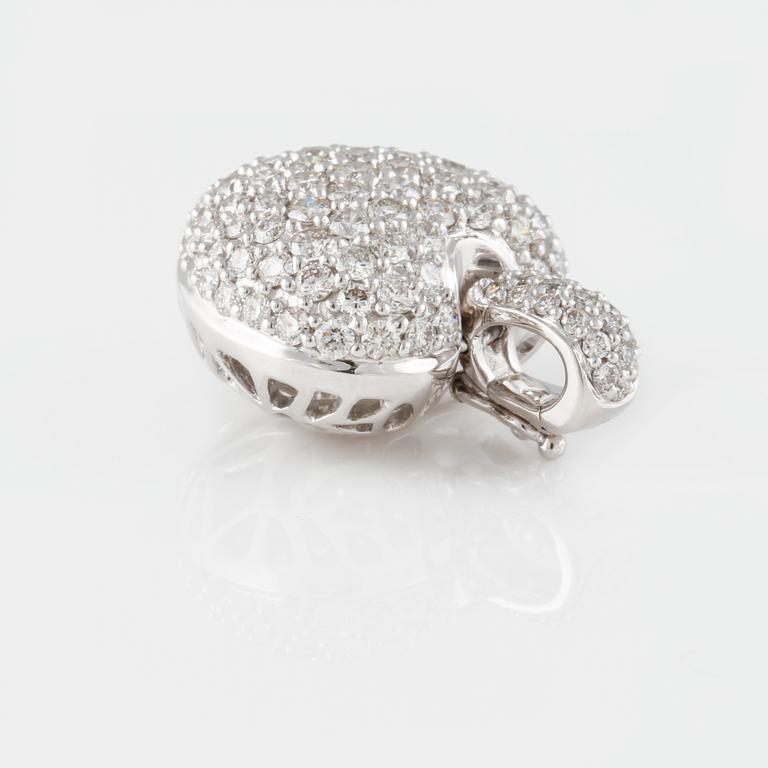 HÄNGE, 18K vitguld med  100 briljantslipade diamanter 1.72 ct. Vikt  6,0 gram.