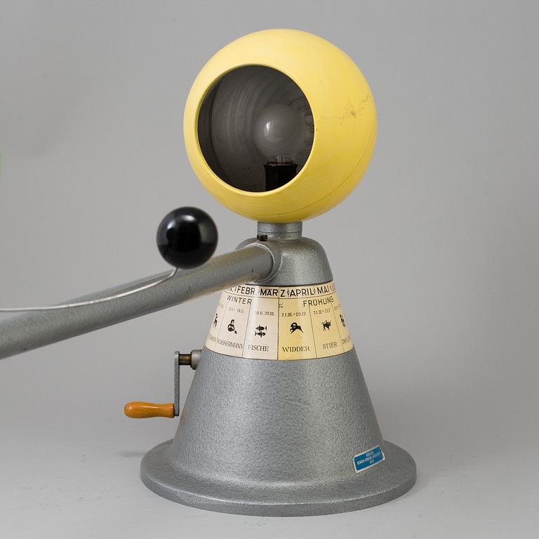 PLANETARIUM, MODELL av SOLEN, JORDEN och MÅNEN, troligen Tyskland, 1900-tal.