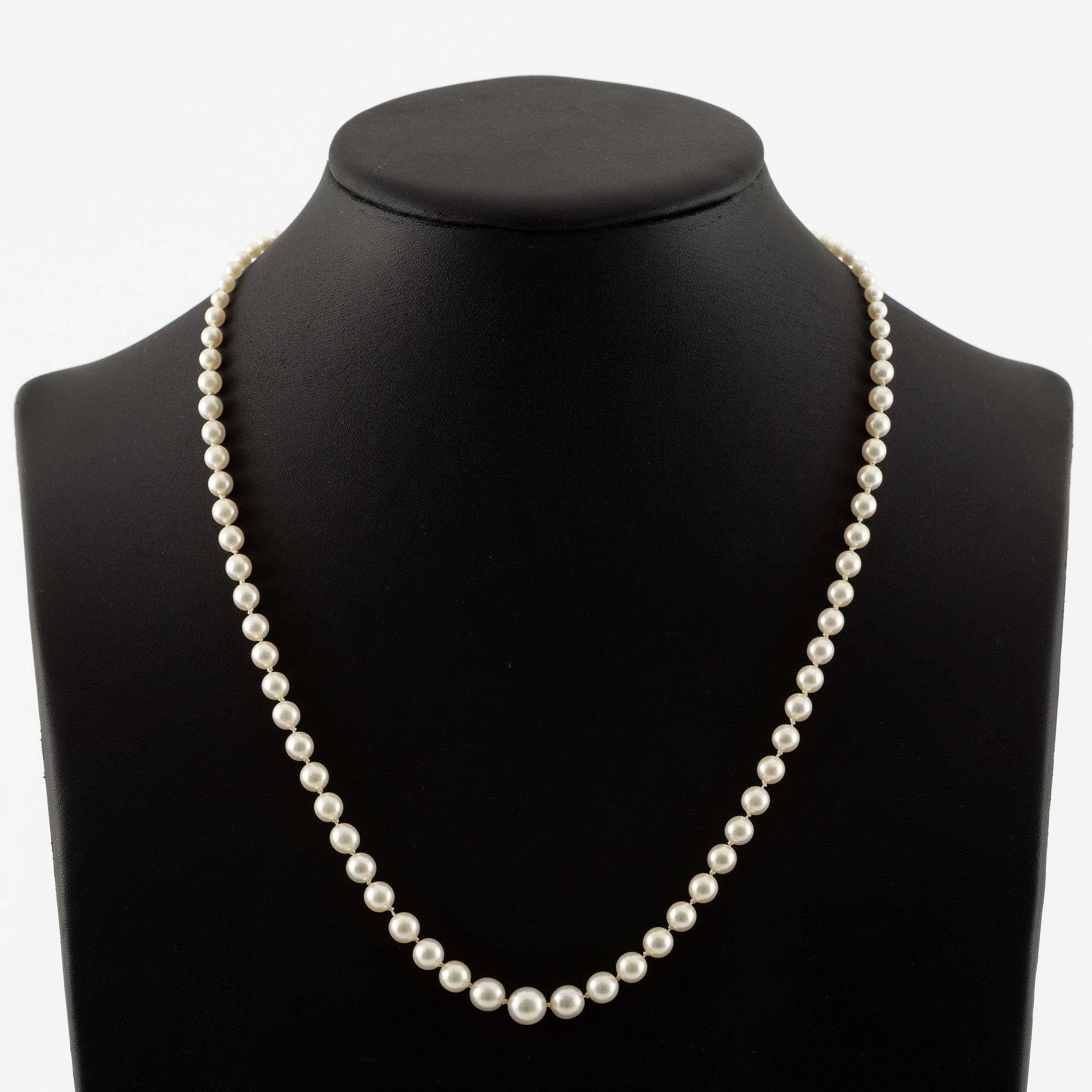 Necklace of cultured pearls with an old-cut diamond clasp in 18K gold.