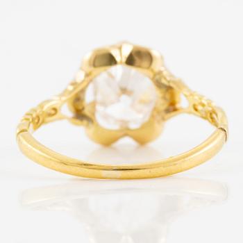 A ring in 18K gold with an old-cut diamond.