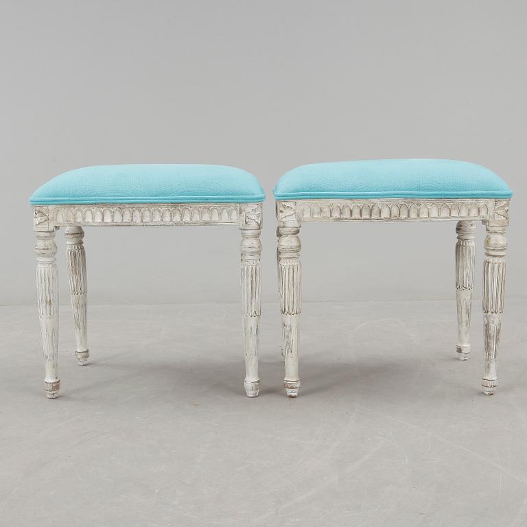 TABURETTER, ett par, gustaviansk stil, omkring 1900-tal.