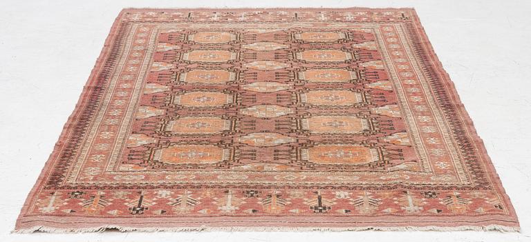 An oriental rug, a. 189 x 119 cm.