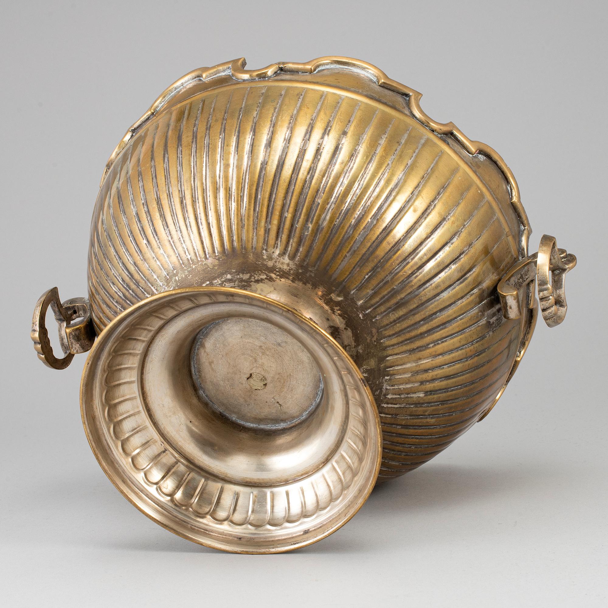 A brass champagne cooler or glass rinserm 18th/19th century.