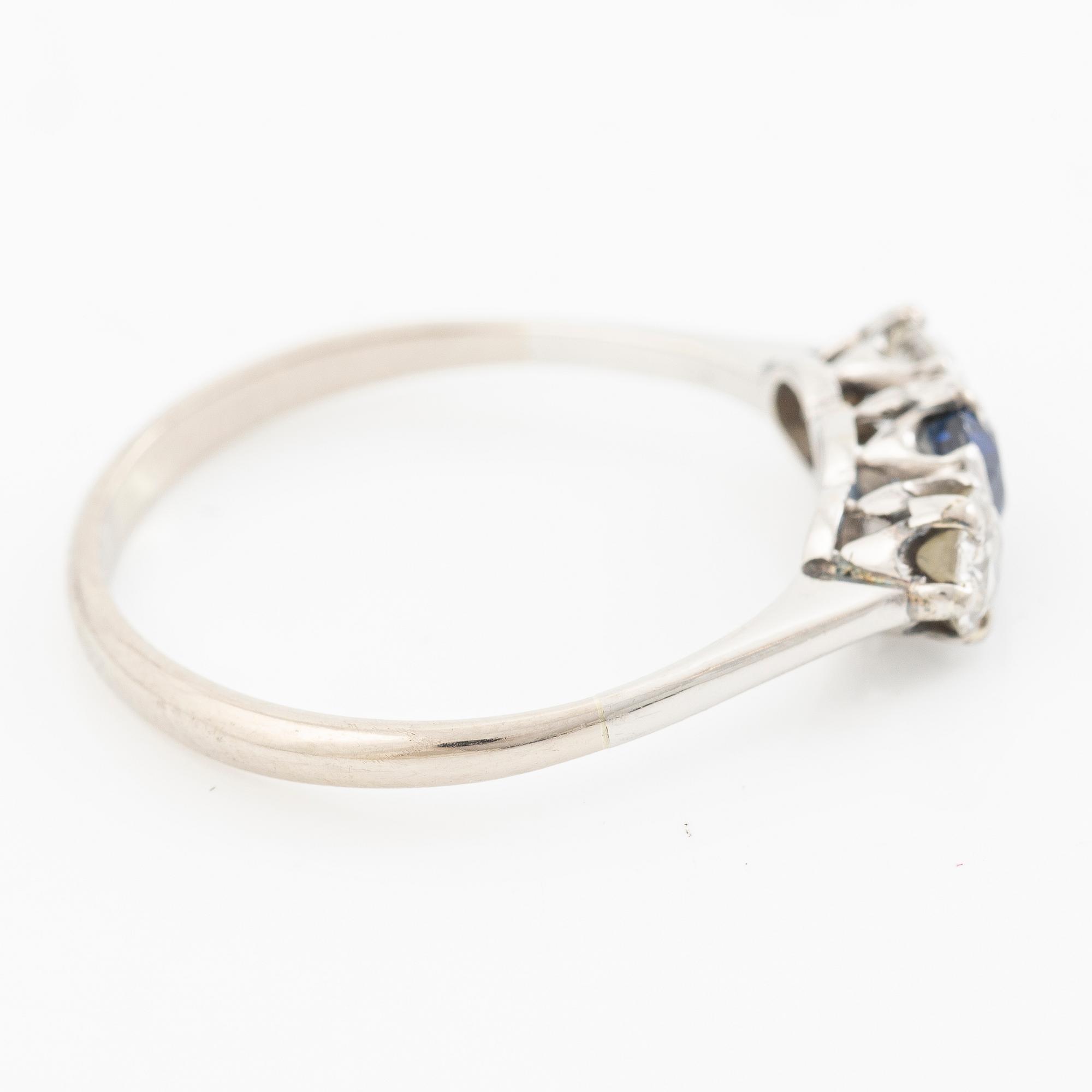 18K gold ring with two old-cut diamonds and a blue stone.