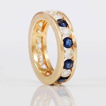 RING, 5 blå safirer samt 15 briljantslipade diamanter totalt ca 2,40 ct.