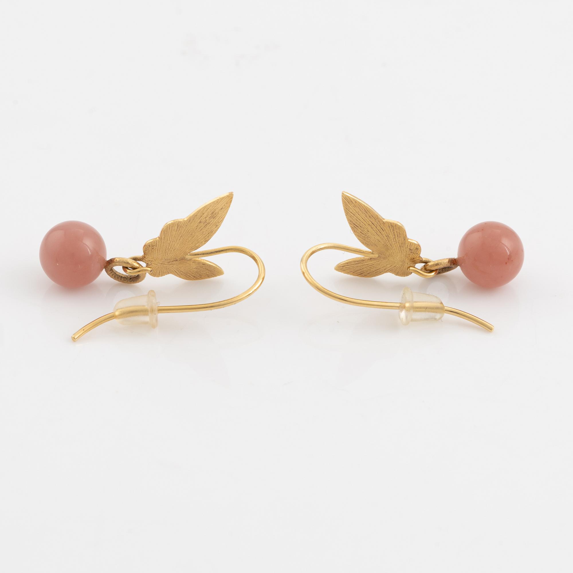 Ett par örhängen 18K guld med rosaaktig sten, i etui från Dulong.