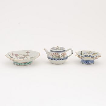 A set of two serving dishes and a teapot, 19th/20th century.